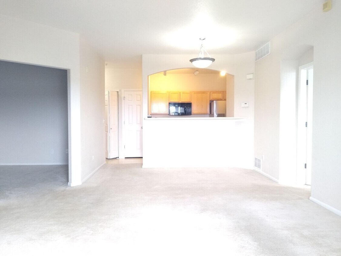 Primary Photo - Super Fly 1 Bedroom with Large Study, 1 1/...