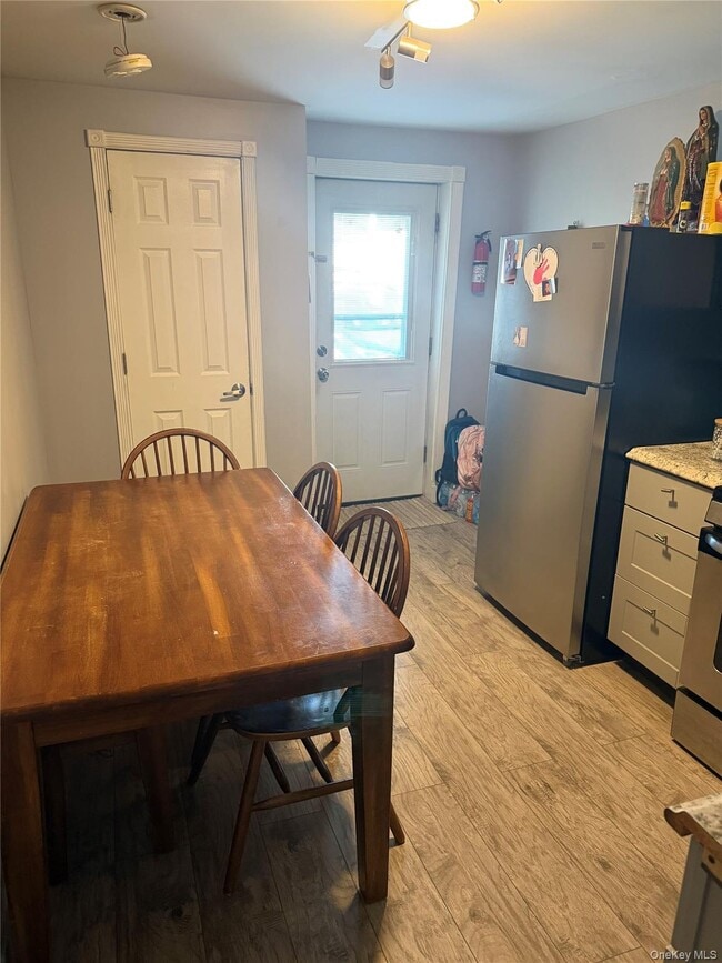 Foto del edificio - 11-15-15 W Main St