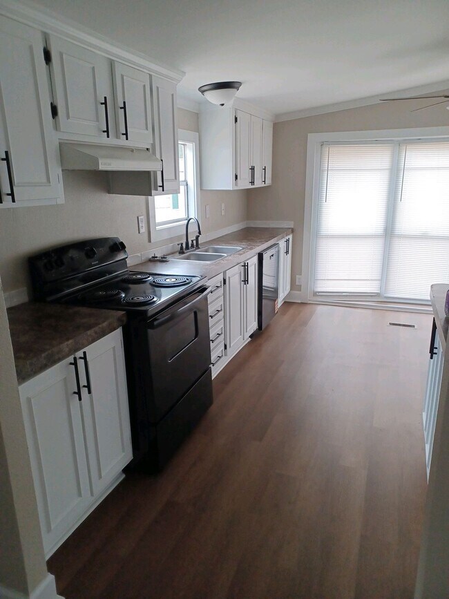 Foto del edificio - 890 Rough Edge Rd