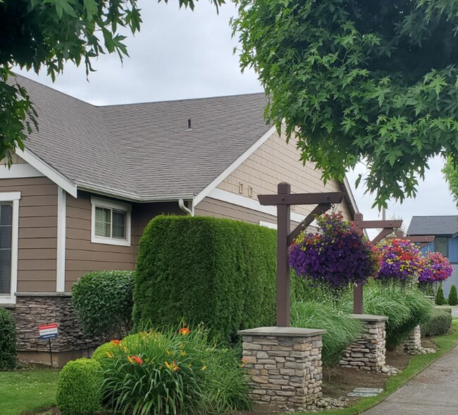 Building Photo - Must see 3 Bedroom 2 Bath Home for Rent, 5...