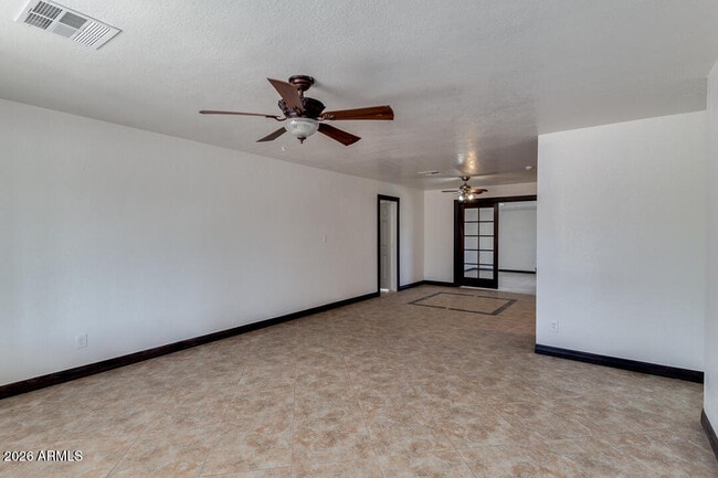 Building Photo - 1320 W 6th St