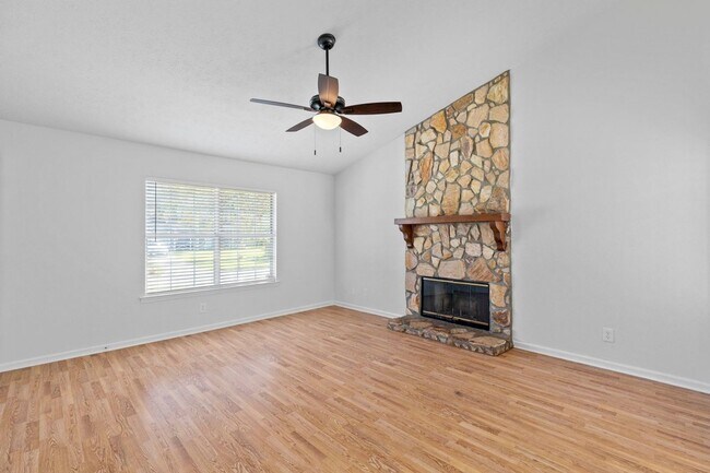 Building Photo - 3 Bedroom, 2 Bath Home Within Walking Dist...