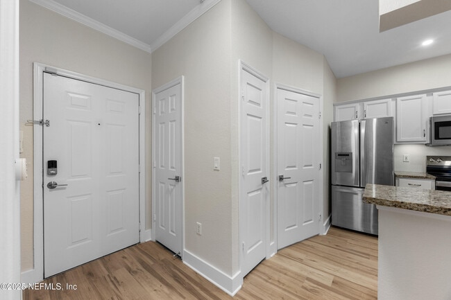 Building Photo - 7800 Point Meadows Dr