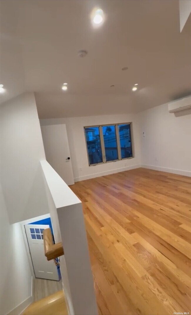 Foto del edificio - 1376 E 92nd St