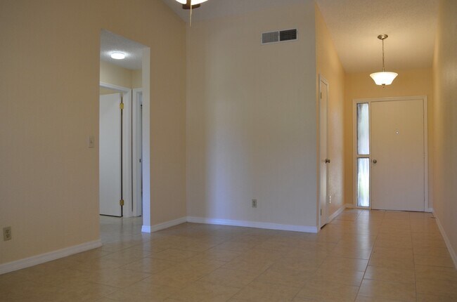 Building Photo - Beautiful home in great neighborhood!