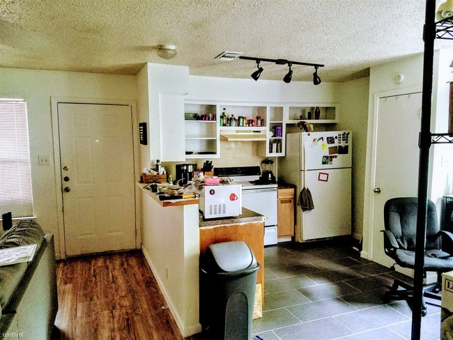 Building Photo - 5401 Rose Hill Cir
