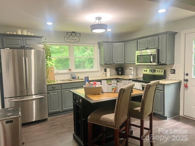 Building Photo - 7471 Lakehaven Dr