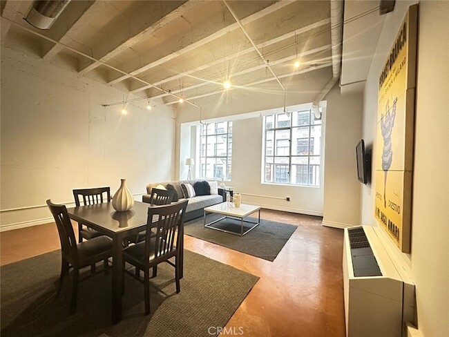 Foto del edificio - 312 W 5th St