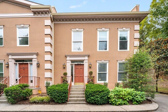 Foto del edificio - 3025 Woodlawn Dr