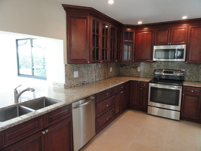 Building Photo - 435 Pine Villa Dr