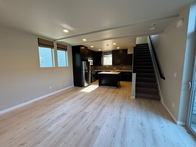 Foto del edificio - Contemporary Townhouse Just Minutes to Eve...