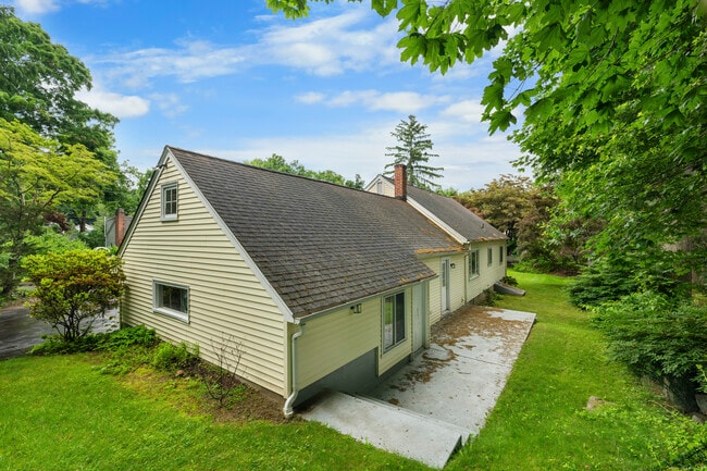 Building Photo - 7 Red Barn Ln