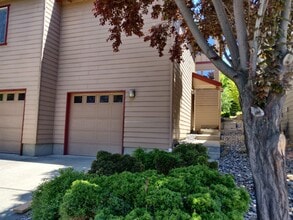 Building Photo - 331 NW Flagline Dr
