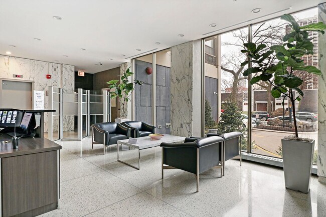 Foto del edificio - 1360 N Sandburg Terrace