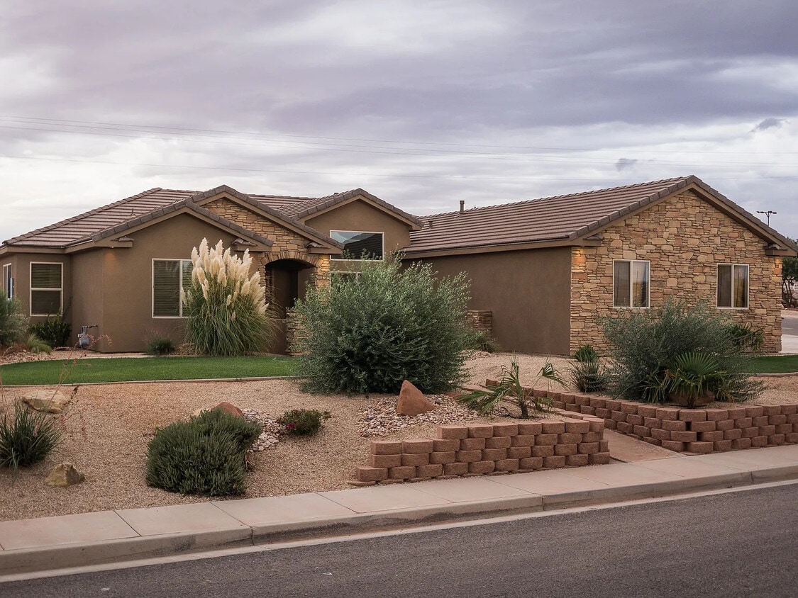 Front of home - 2819 S Grass Valley Dr