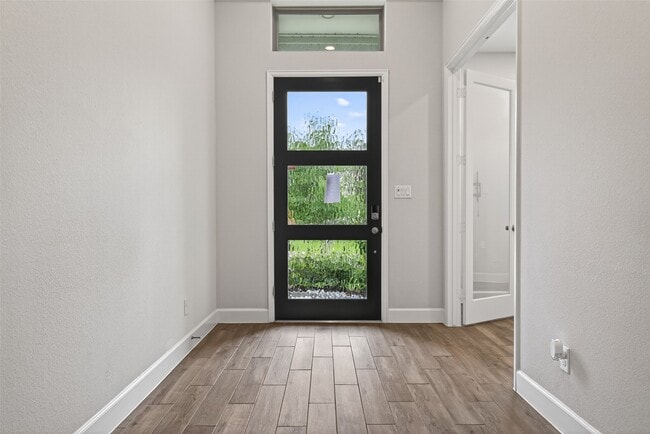 Building Photo - 302 Sky Top Dr