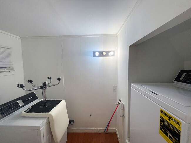 In-unit washer & dryer - 25 E Clinton St