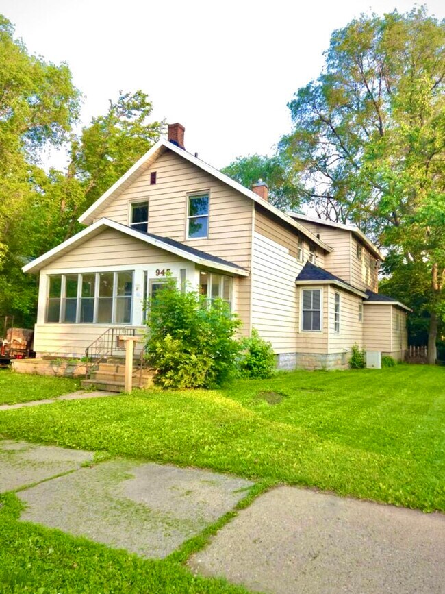 Foto del edificio - 945 W 9th St