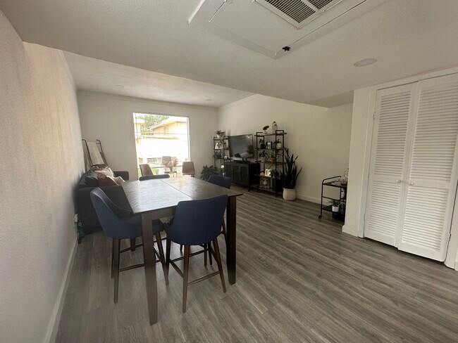 Foto del edificio - 4330 Bowser Ave