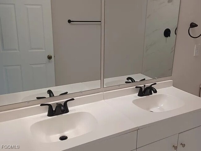 Building Photo - 1109 SE 5th Ct