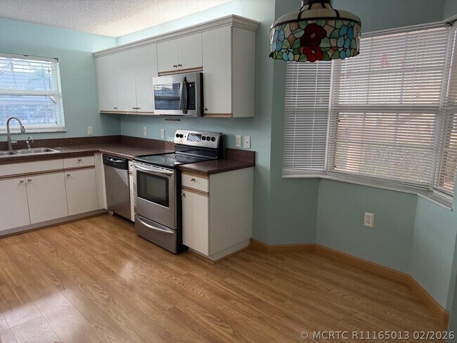 Building Photo - 670 E Lake Jasmine Cir