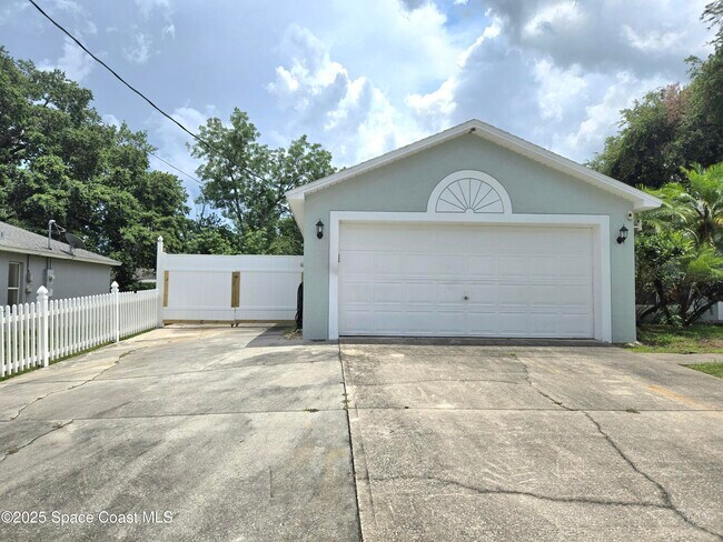 Foto del edificio - 4445 Greenhill St
