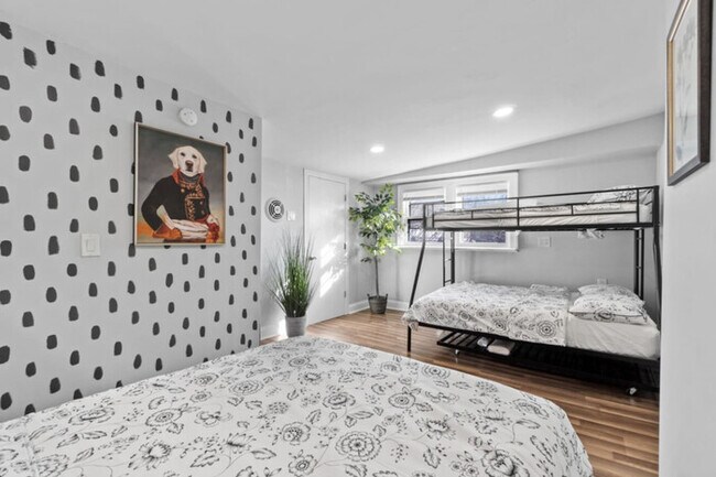 Building Photo - TheWhimsical Estate |  Sleeps 16+|20m to N...