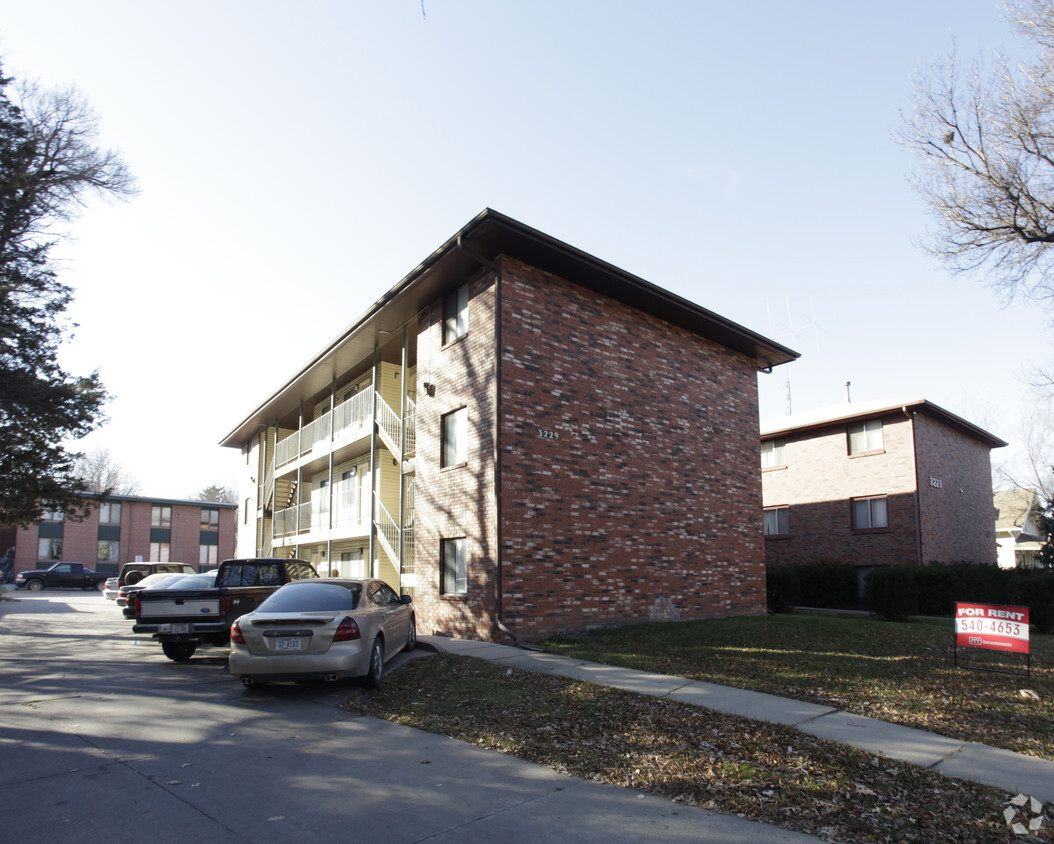 3229 Holdrege St, Lincoln, NE 68503 Apartments Lincoln, NE