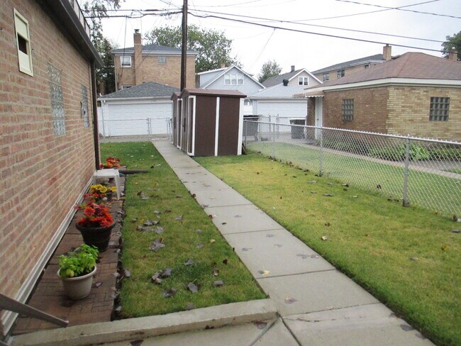 Foto del edificio - 2047 73rd Ave