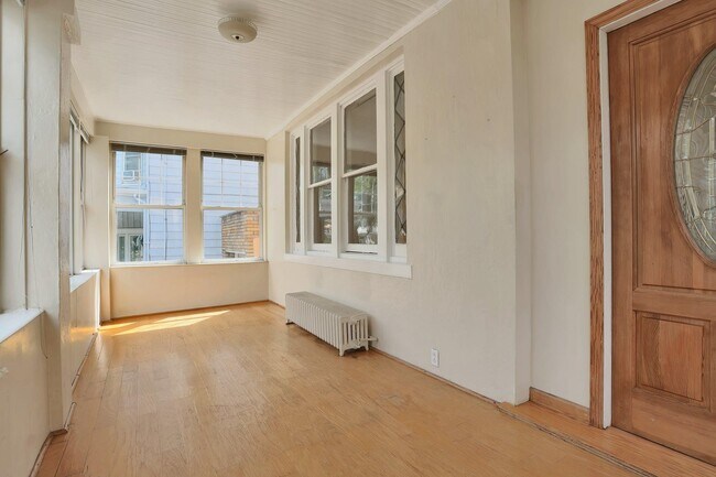 Foto del edificio - 121-123 Hauxhurst Ave