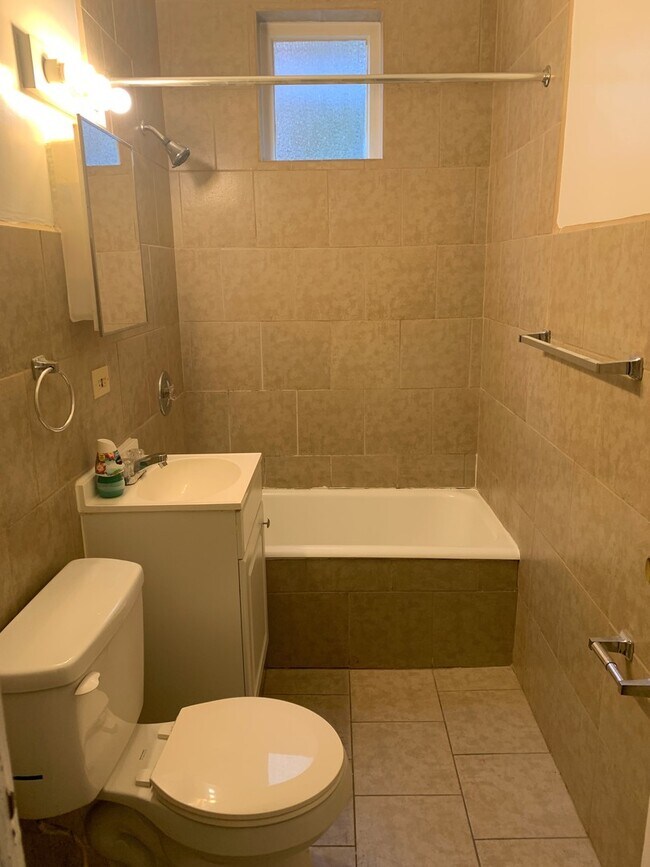 Foto del edificio - Video in Photos! York City SD-1st Floor ap...