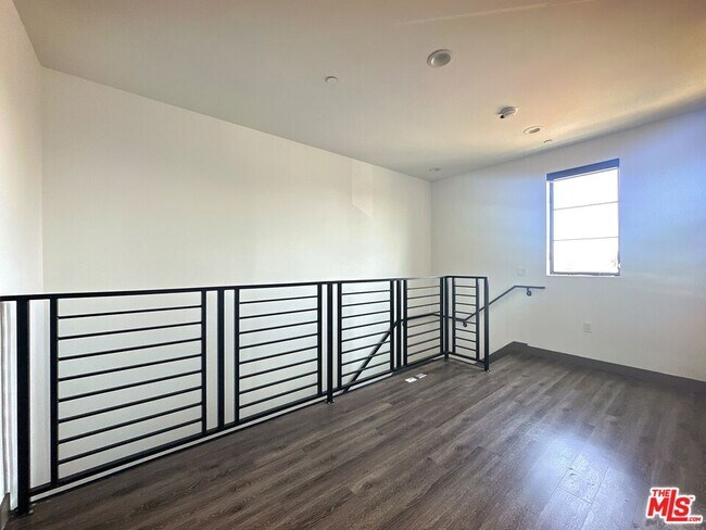 Foto del edificio - 552 N Hobart Blvd