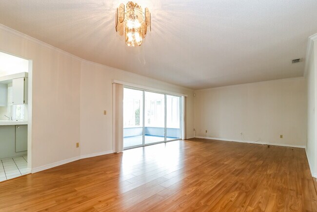 Foto del edificio - 9132 Hawkins Ct