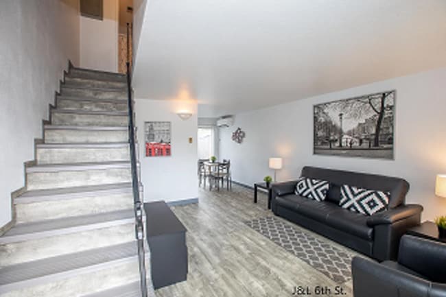 Building Photo - Corvallis Triplex