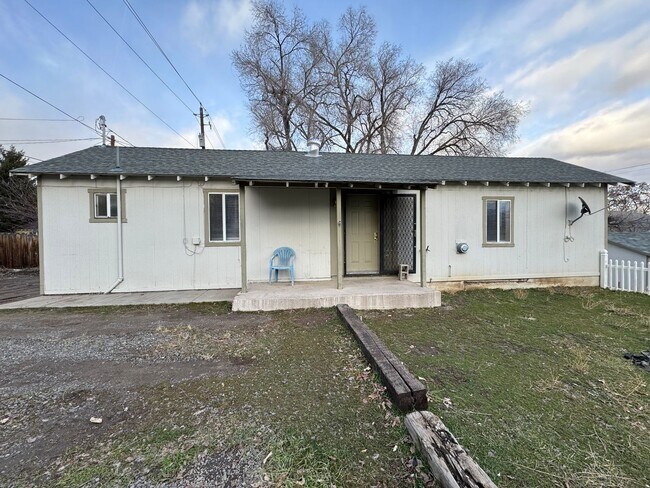 Building Photo - 320 Alexander Ave