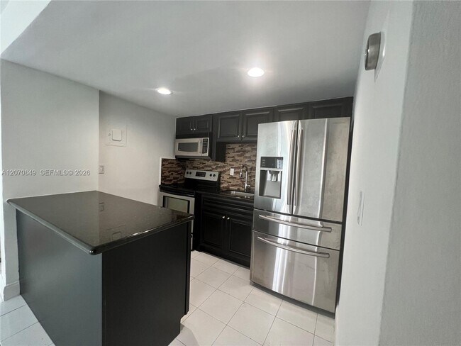Foto del edificio - 4301 NW S Tamiami Canal Dr