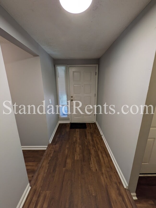 Foto del edificio - 8121 Winewood Way