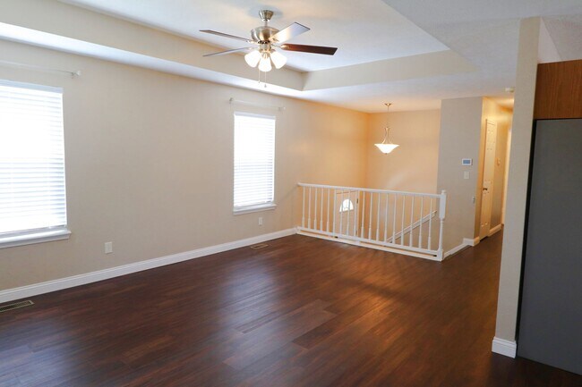 Foto del edificio - 4 bedroom..3 bath split level home for ren...