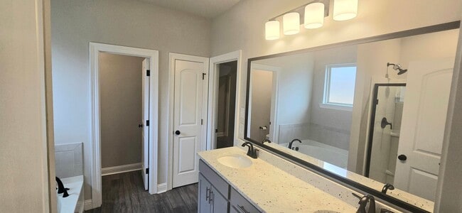 Building Photo - 5 Bedroom 3 Bathroom in Canes Landing