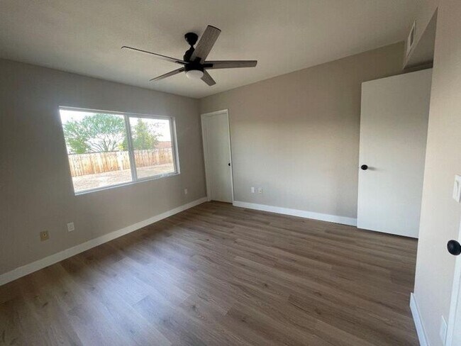 Foto del edificio - 3831 S Mitchell Dr