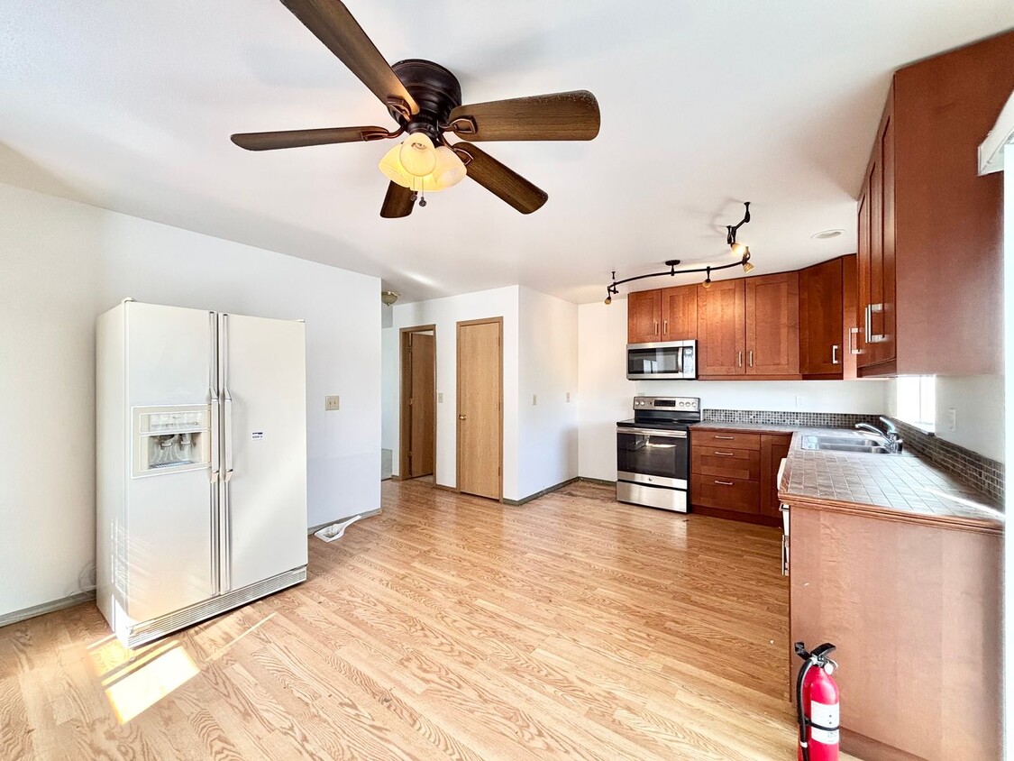 Building Photo - 4 Bedroom 3 1/2 Bath Condo in Hawks Ridge
