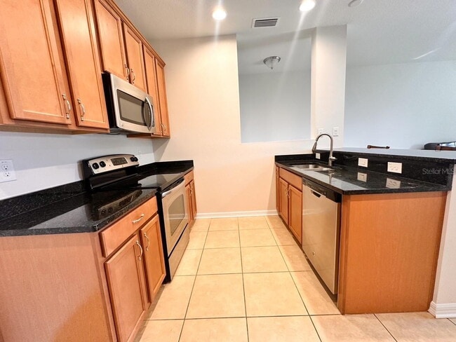 Building Photo - Gorgeous townhome! Community pool! fitness center!