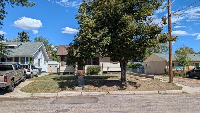 Building Photo - 2015 Bradley Ave