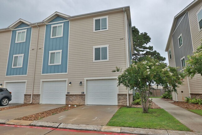 Building Photo - For Lease | 3 Bed, 2.5 Bath | 1,681 Sq Ft ...