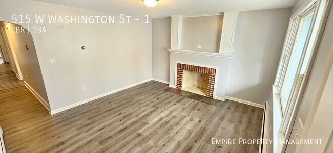 Building Photo - 2 Bedroom / 1 Bathroom Apartment located i...