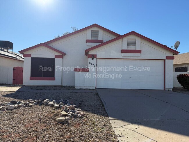 Foto del edificio - 8771 W Grovers Ave