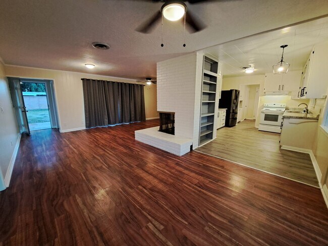 Building Photo - All Appliances Included & Great Views!