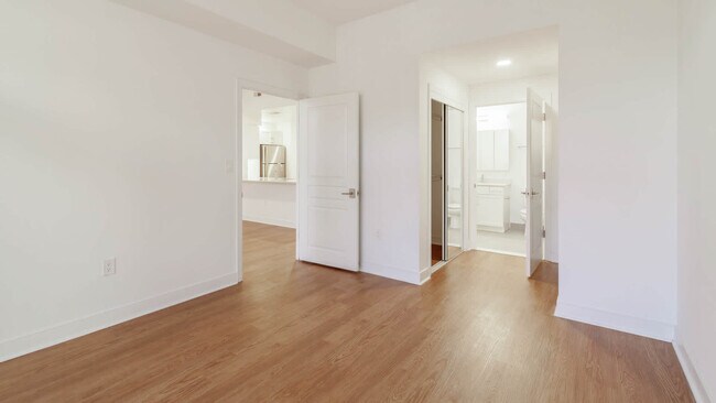 Dormitorio con suelo de superficie dura - Park Connecticut