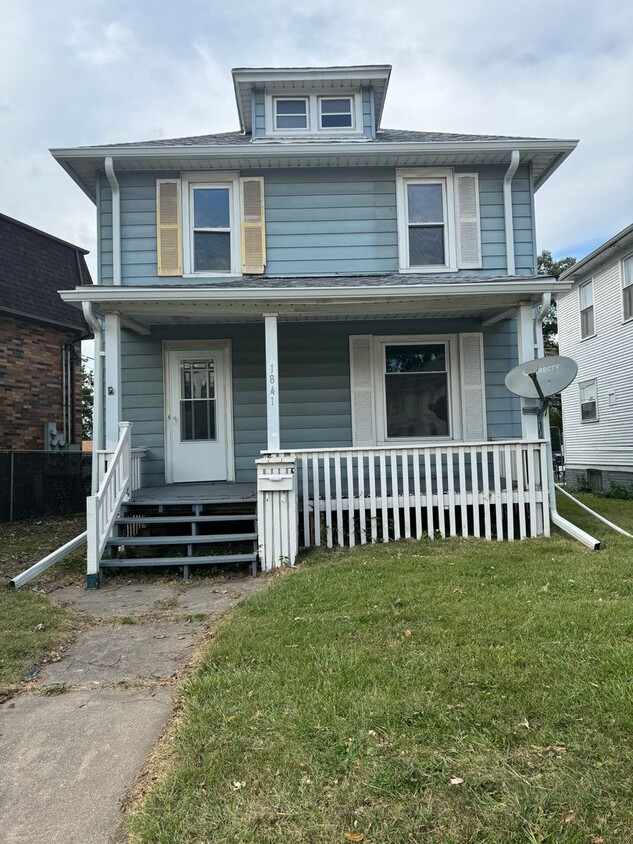 Foto principal - 3 bedroom home in Moline on Ave of the Cities