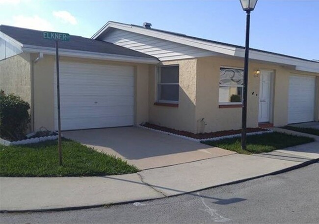 Building Photo - New Port Colony 2B/2B  w/ 1-Car Garage in ...